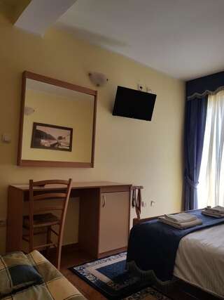 Апартаменты Apartments Tamara Будва Апартаменты с 1 спальней и балконом, вид на город (для 3 взрослых)-3