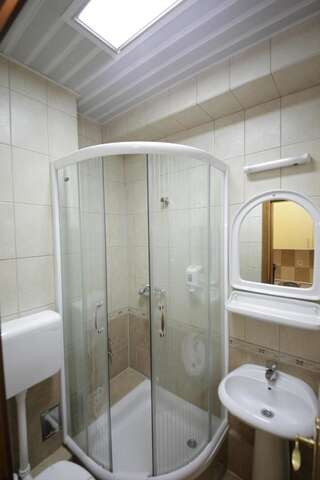 Апартаменты Apartments Tamara Будва Апартаменты с 1 спальней и балконом, вид на город (для 3 взрослых)-6